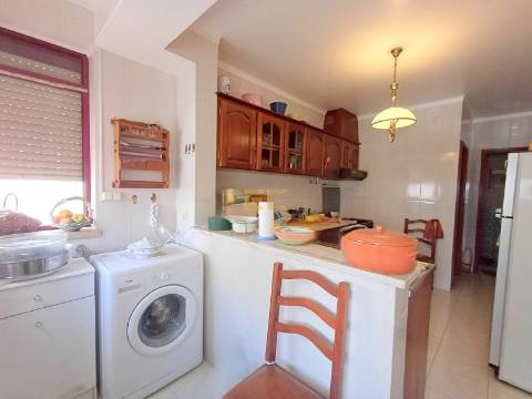 Apartamento T2 com arrumo na cave, nas Abadias!