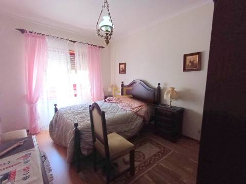 Apartamento T2 com arrumo na cave, nas Abadias!