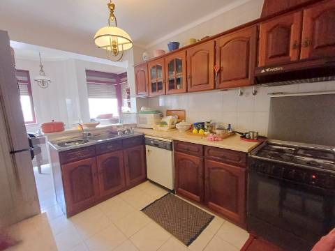 Apartamento T2 com arrumo na cave, nas Abadias!