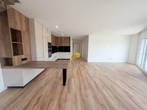 T2+2 Duplex com Garagem Dupla