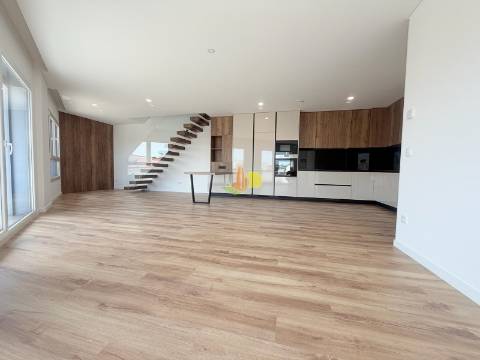 T2+2 Duplex com Garagem Dupla
