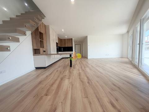 T2+2 Duplex com Garagem Dupla