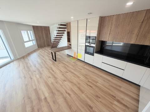 T2+2 Duplex com Garagem Dupla
