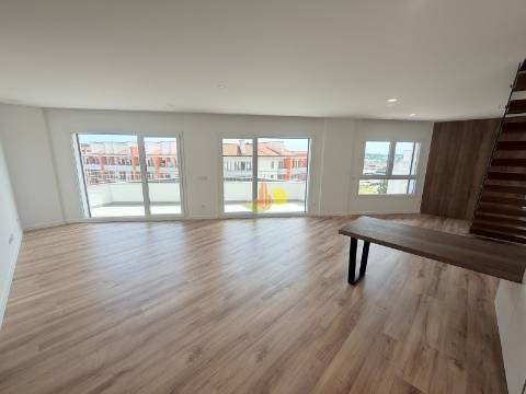 T2+2 Duplex com Garagem Dupla
