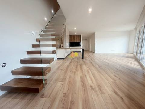 T2+2 Duplex com Garagem Dupla