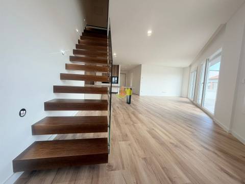 T2+2 Duplex com Garagem Dupla