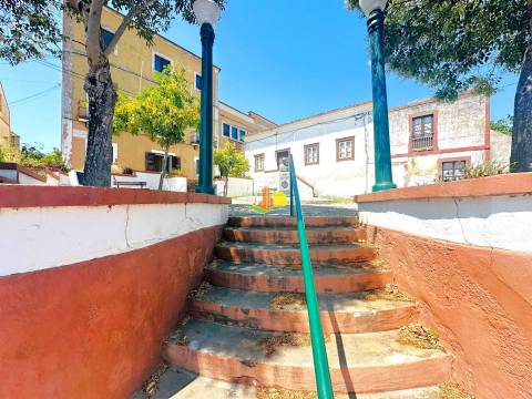 Moradia para recuperar! Centro de Tavarede!