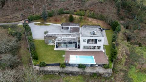 Moradia T4 com Vistas Deslumbrantes em Guimarães