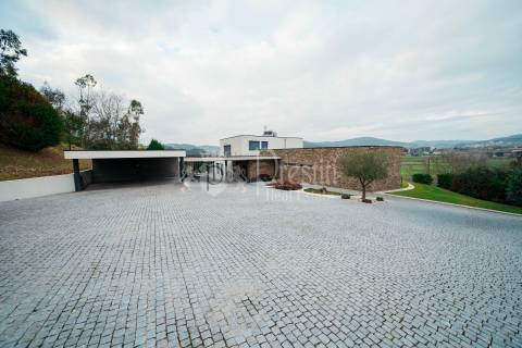 Moradia T4 com Vistas Deslumbrantes em Guimarães