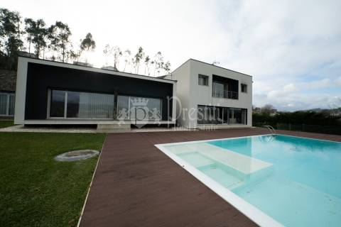 Moradia T4 com Vistas Deslumbrantes em Guimarães