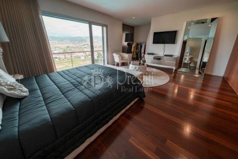 Moradia T4 com Vistas Deslumbrantes em Guimarães