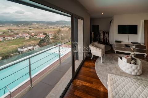 Moradia T4 com Vistas Deslumbrantes em Guimarães