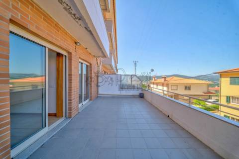 Apartamento T2 com Terraço para Alugar em Aldão