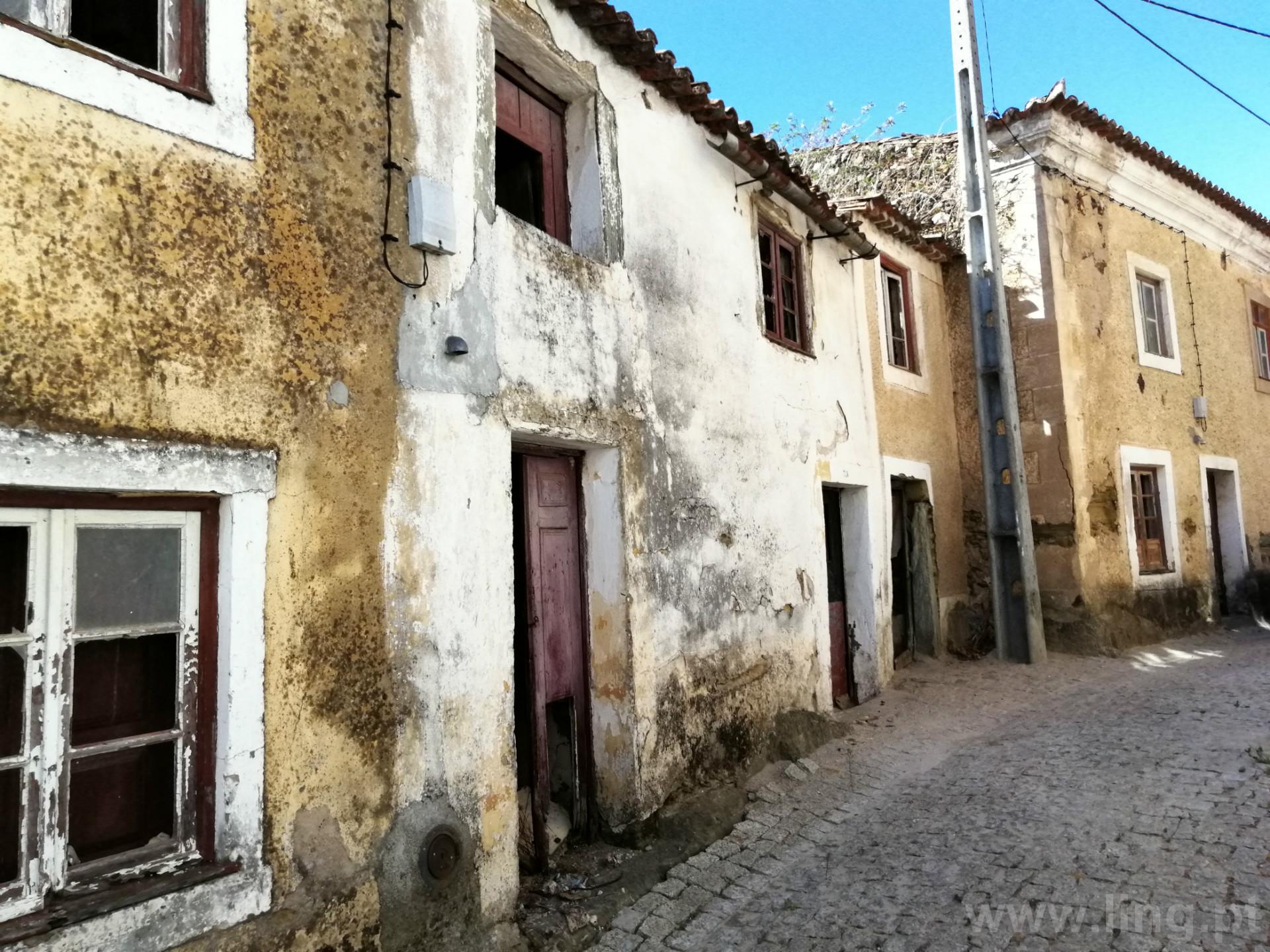 Moradia em em pedra nos Cebolais de Cima - Para remodelar...