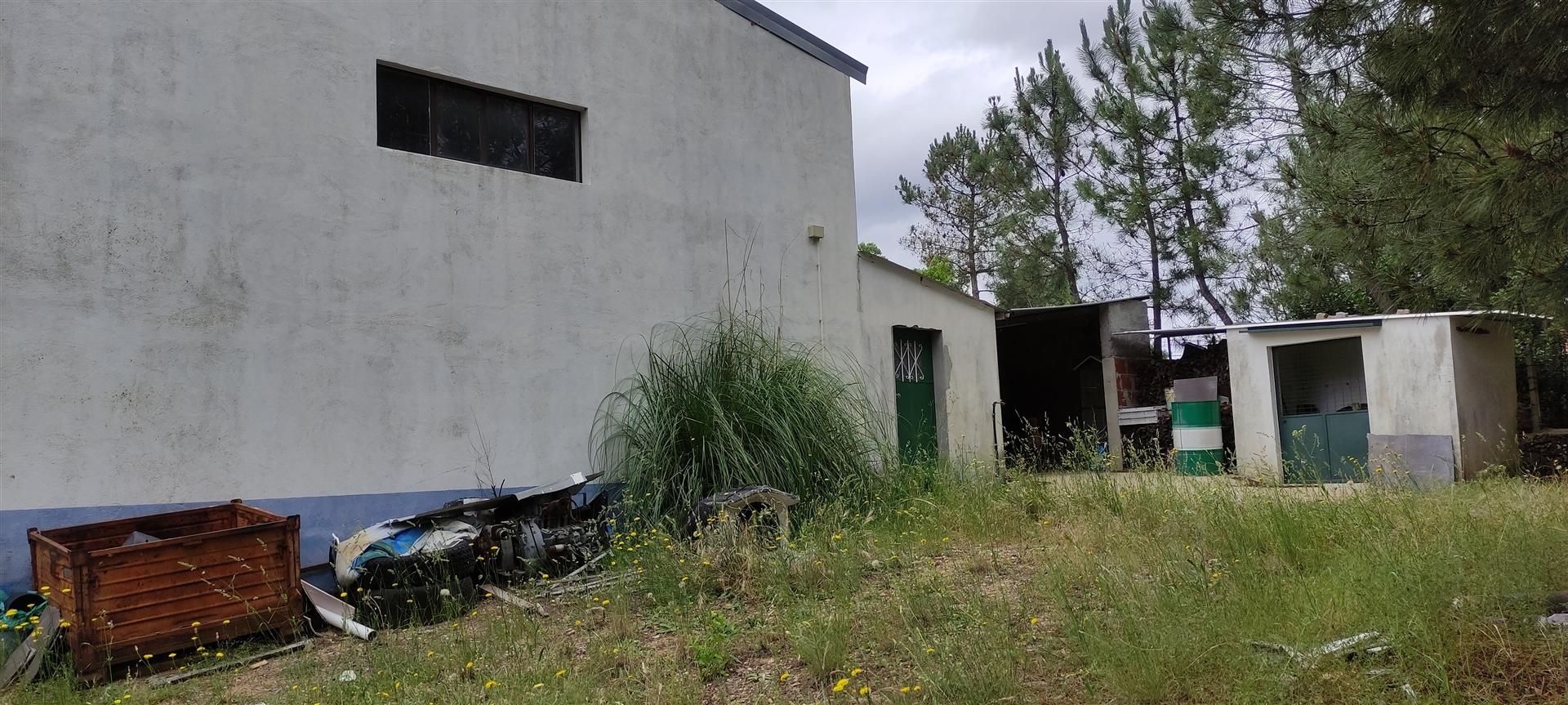 Armazem com 310 m2 em terreno, com furo de água, com possibilidade de construção
