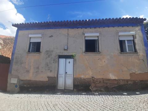 Moradia Isolada com cerca de 3.500m2 de quintal - Sobral do Campo