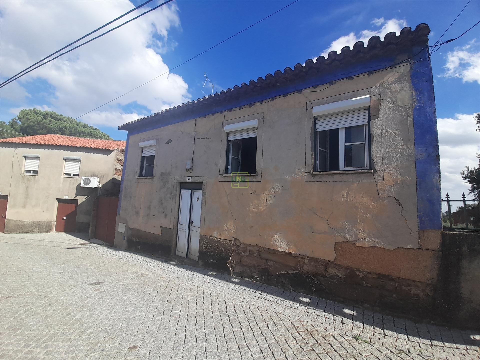 Moradia Isolada com cerca de 3.500m2 de quintal - Sobral do Campo