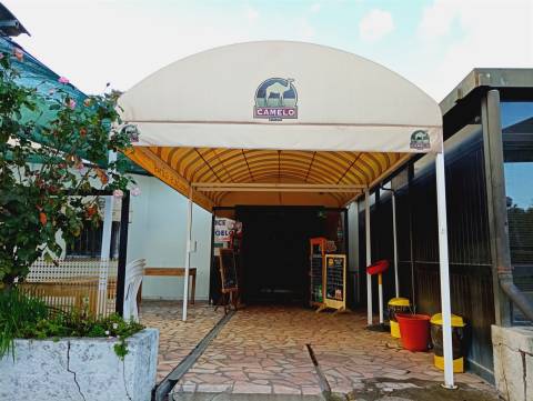 Posto de combustível com restaurante e diversão noturna. Um ótimo espaço para restauração e hotel