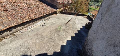 Moradia com pátio na freguesia de Sarzedas - Castelo Branco
