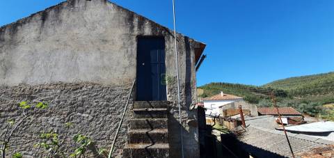 Moradia com pátio na freguesia de Sarzedas - Castelo Branco