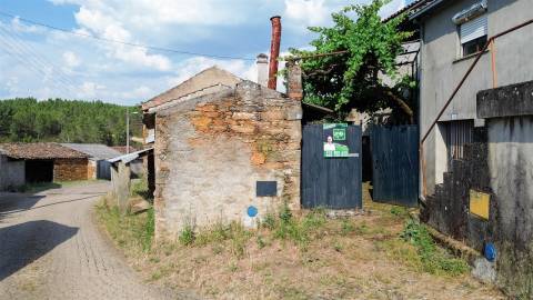 Moradia com pátio na freguesia de Sarzedas - Castelo Branco