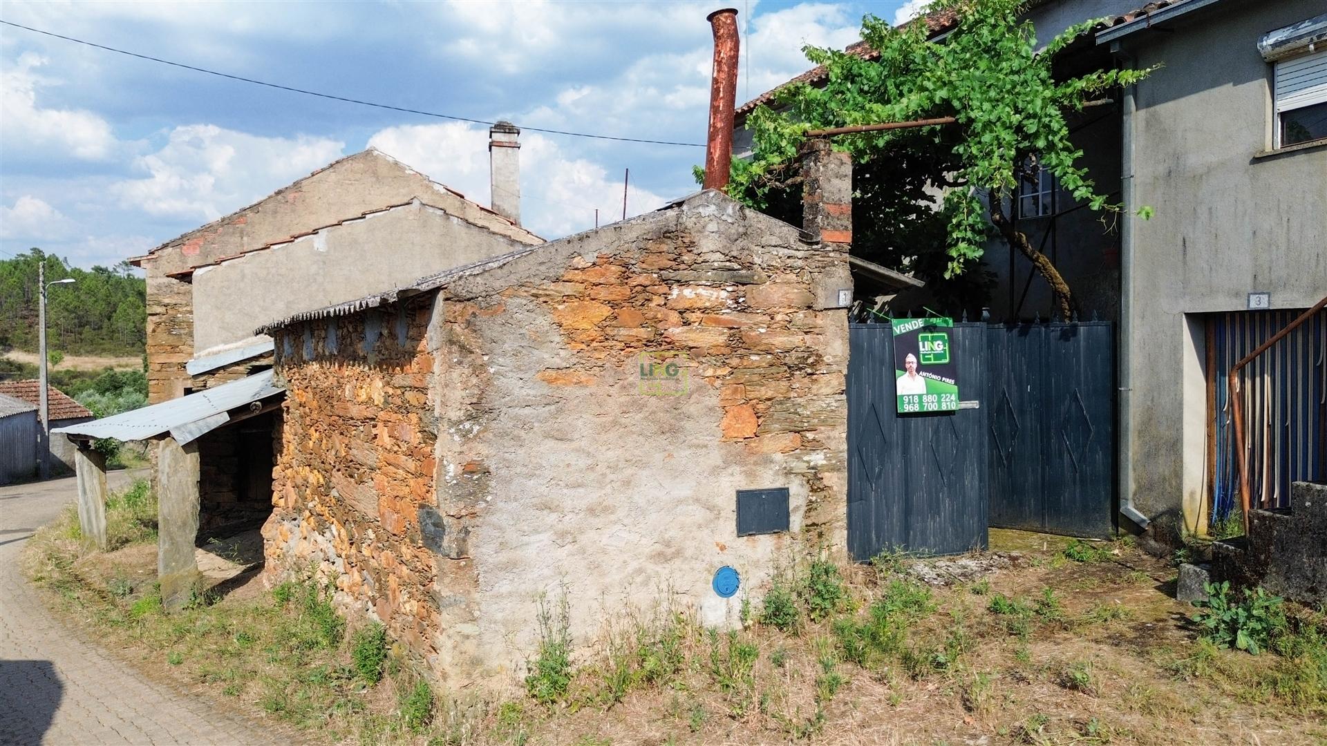 Moradia com pátio na freguesia de Sarzedas - Castelo Branco