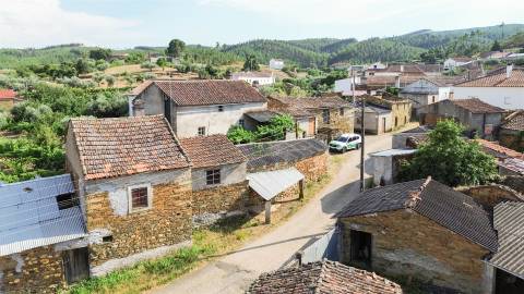 Moradia com pátio na freguesia de Sarzedas - Castelo Branco