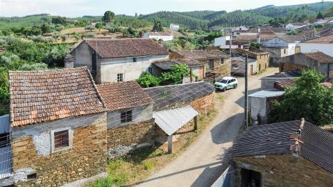 Moradia com pátio na freguesia de Sarzedas - Castelo Branco