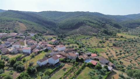 Moradia com pátio na freguesia de Sarzedas - Castelo Branco