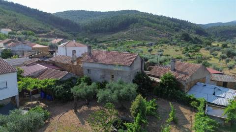 Moradia com pátio na freguesia de Sarzedas - Castelo Branco