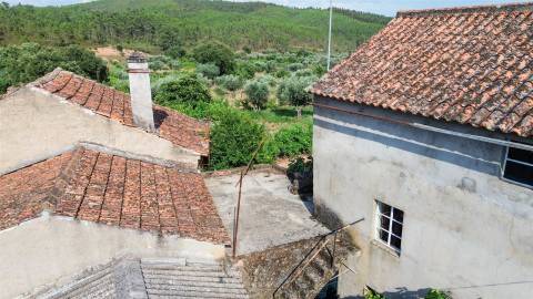 Moradia com pátio na freguesia de Sarzedas - Castelo Branco