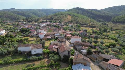 Moradia com pátio na freguesia de Sarzedas - Castelo Branco
