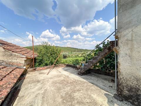 Moradia com pátio na freguesia de Sarzedas - Castelo Branco