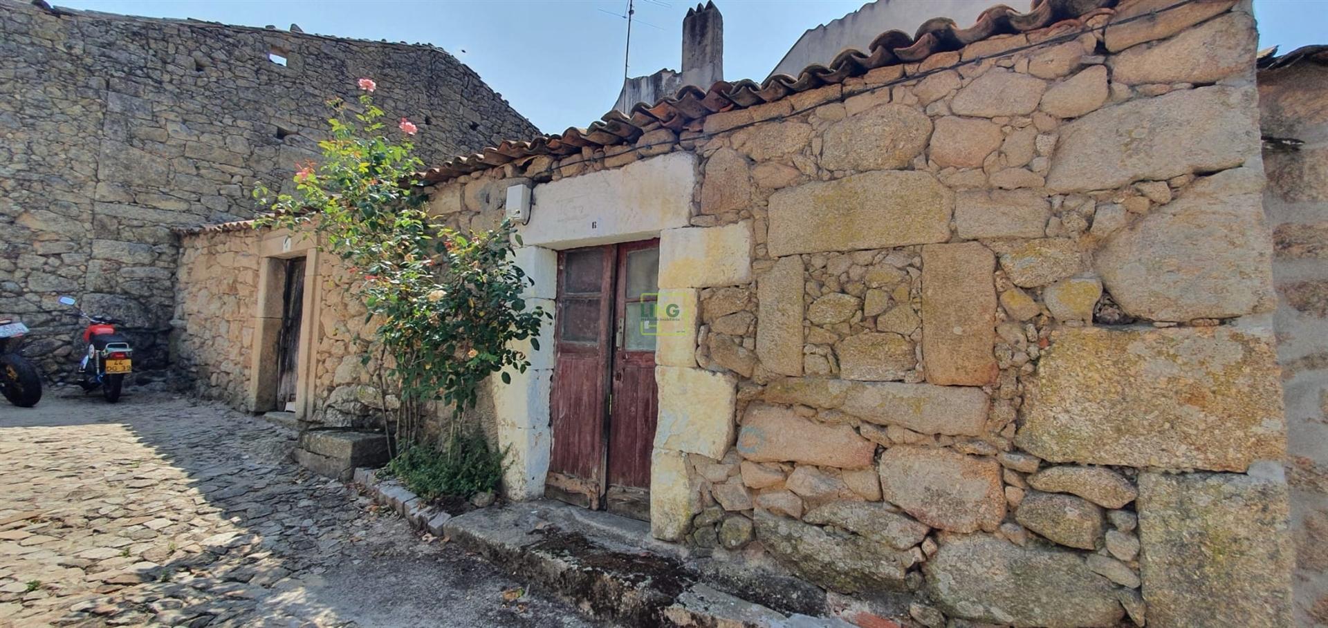 Moradia T4 com Quintal - Póvoa de Rio de Moinhos