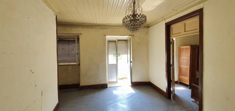 Moradia T4 com Quintal - Póvoa de Rio de Moinhos