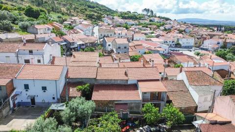 Casa na aldeia para reconstrução