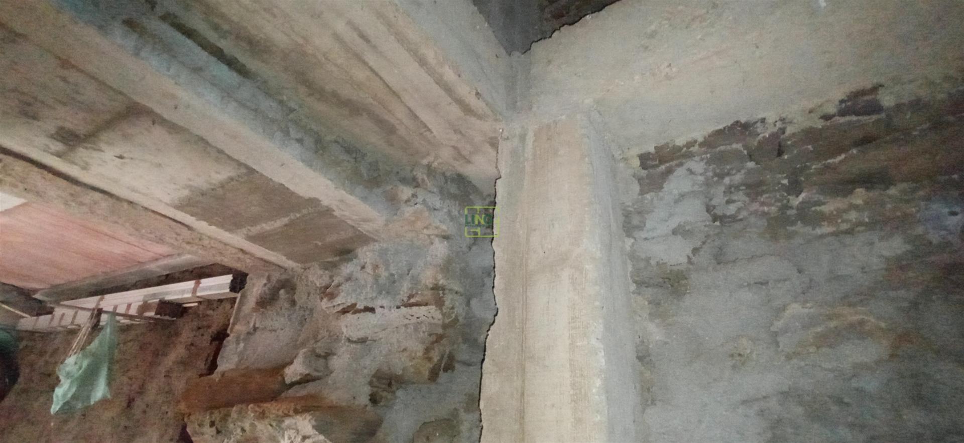 Moradia em reconstrução com jardim