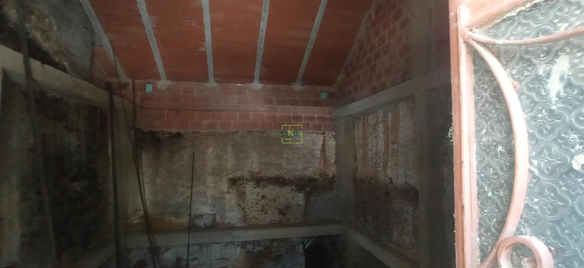 Moradia em reconstrução com jardim