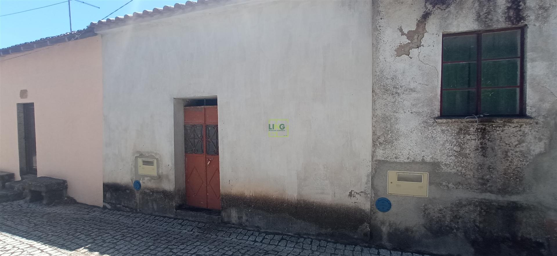 Moradia em reconstrução com jardim