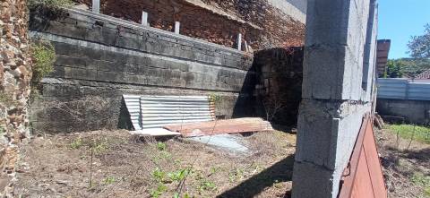 Moradia em reconstrução com jardim