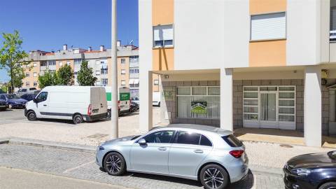Clínica Equipada com 285 m² | 11 Gabinetes | Quinta das Violetas