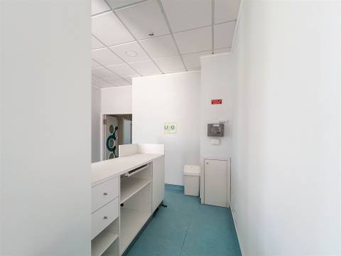 Clínica Equipada com 285 m² | 11 Gabinetes | Quinta das Violetas