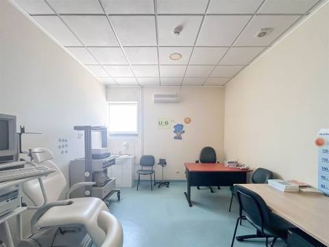 Clínica Equipada com 285 m² | 11 Gabinetes | Quinta das Violetas