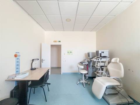 Clínica Equipada com 285 m² | 11 Gabinetes | Quinta das Violetas