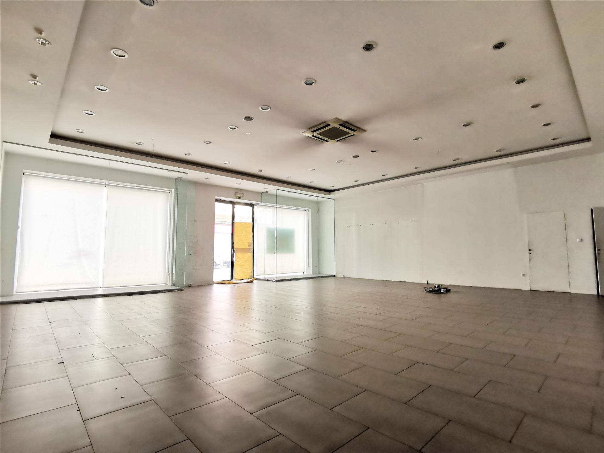 Espaço comercial à venda em plena Avenida 1º de Maio