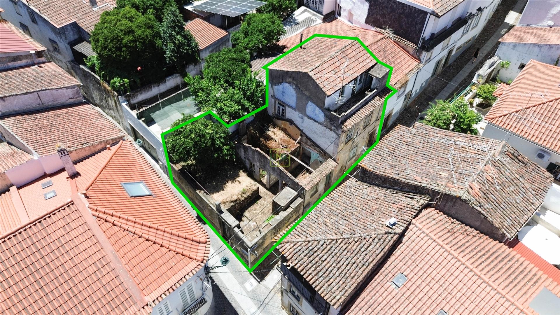 Moradia para remodelação total, com quintal e terraço.