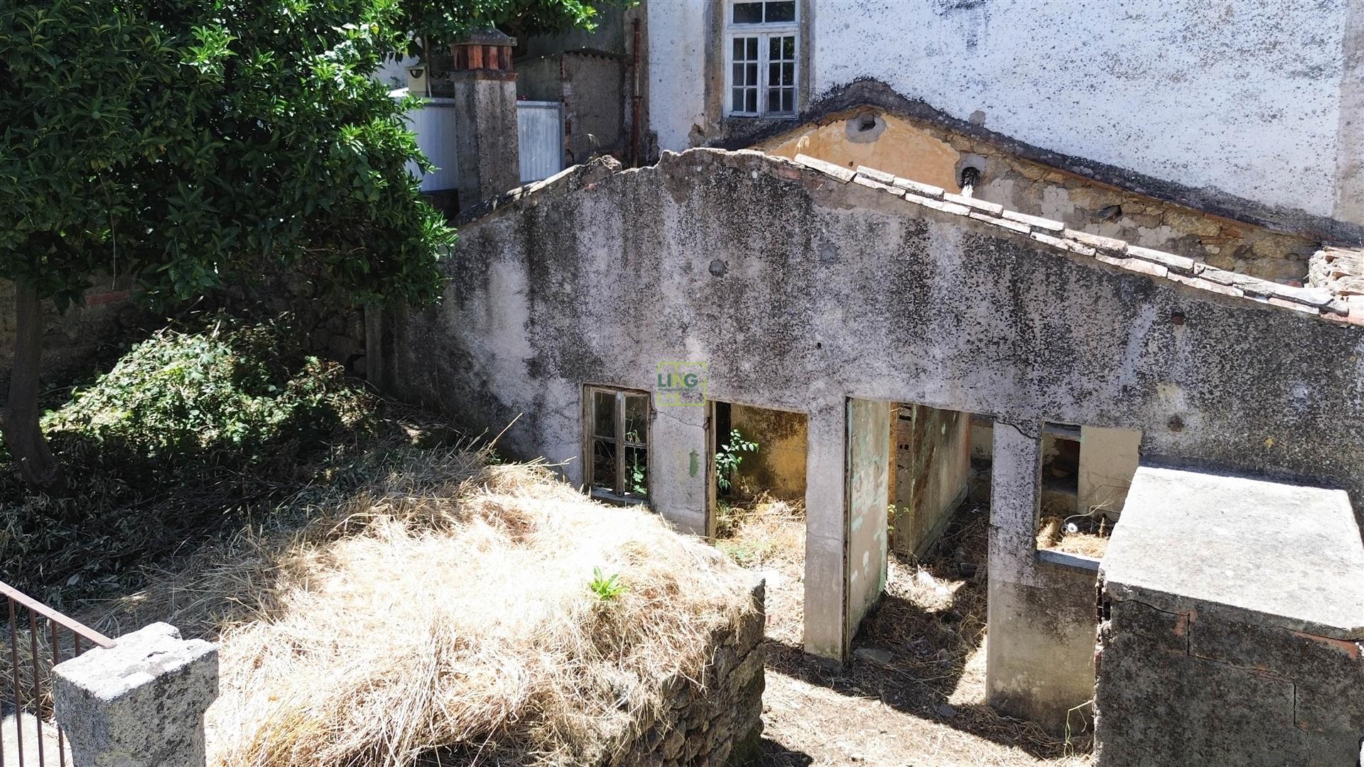 Moradia para remodelação total, com quintal e terraço.