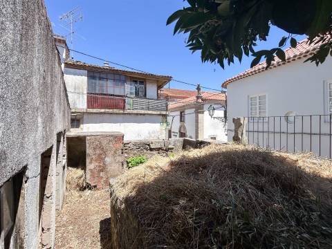 Moradia para remodelação total, com quintal e terraço.