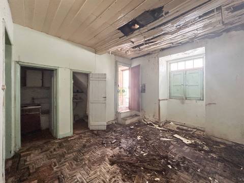 Moradia para remodelação total, com quintal e terraço.