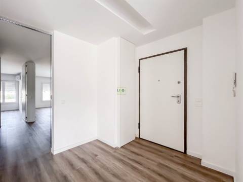 Apartamento T3 Moderno em Condomínio Fechado com Piscina